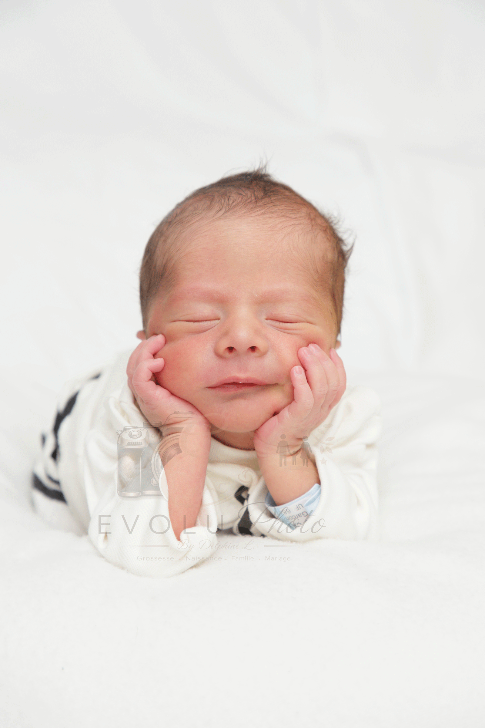 Photo de naissance, pieds de bébé dans les mains